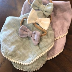 Kishu Pompom bibs and headbands set